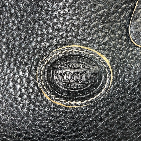 ROOTS Canada Village Tribe Black Pebbled Leather Crossbody - Picture 4 of 7